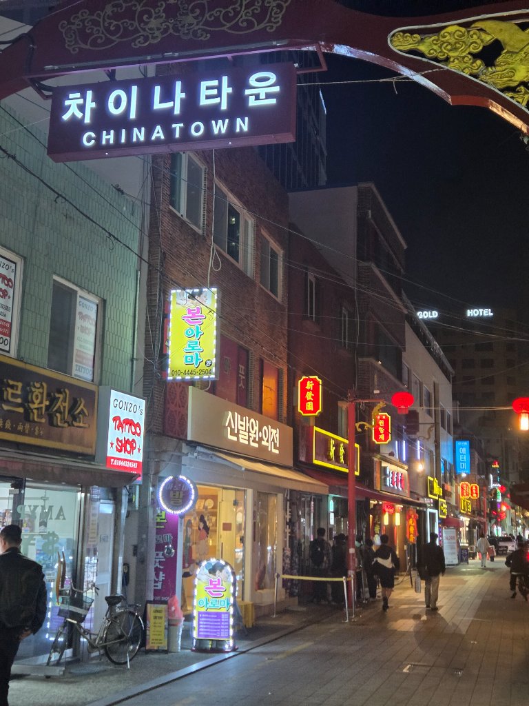 신발원 외전 내부 인테리어 및 만두 쇼케이스