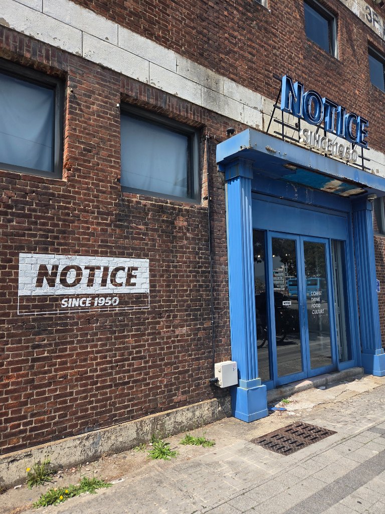 노티스까페의 2층 인테리어 공간