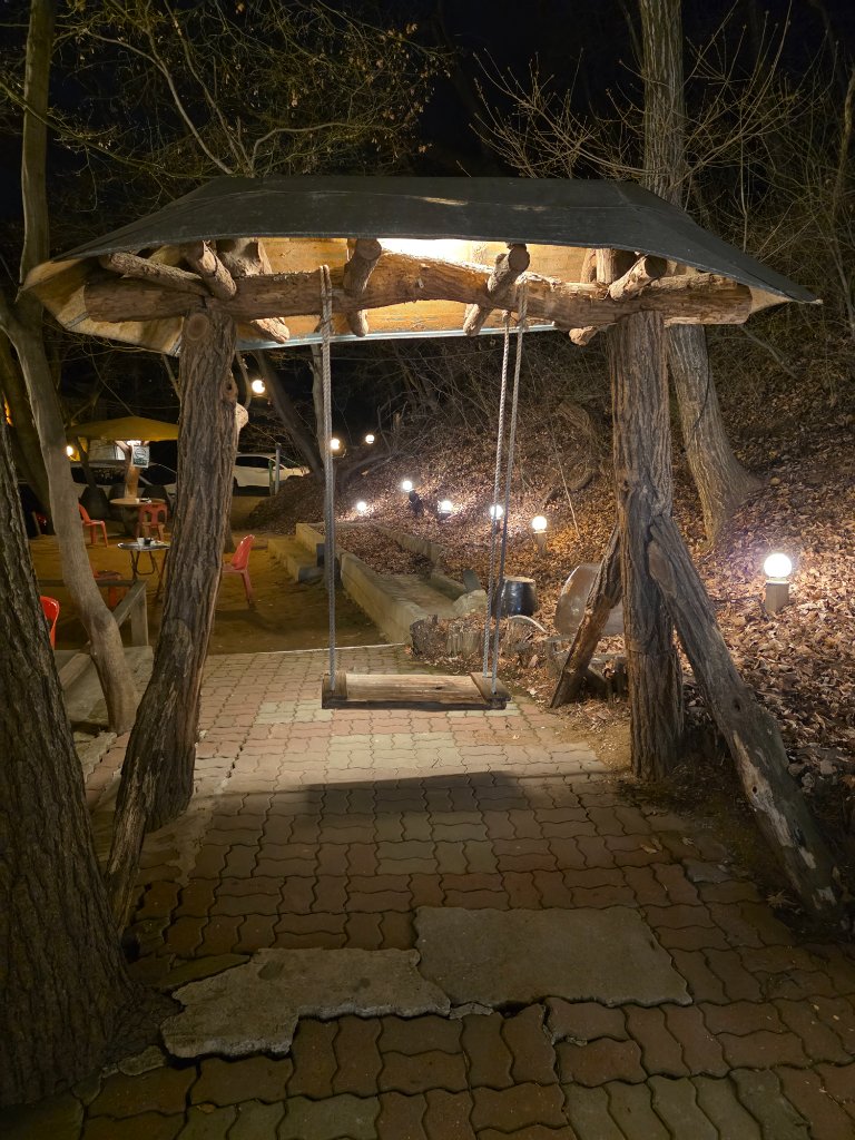 식당 내부의 넓은 공간과 테이블 구성