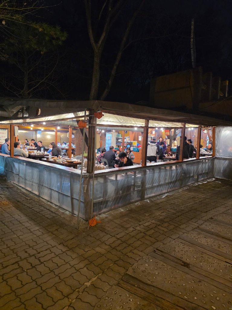 테라스 공간에서 바라본 온누리장작구이의 야외 환경