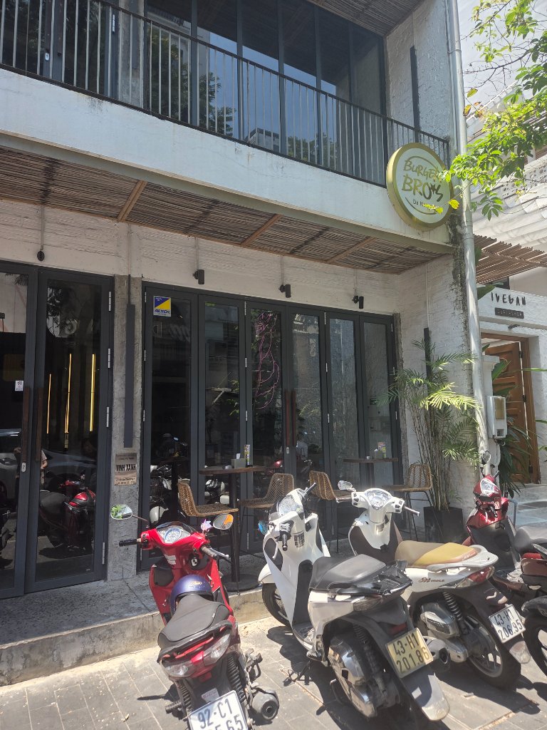 다낭 버거브로스 매장 간판과 입구 모습