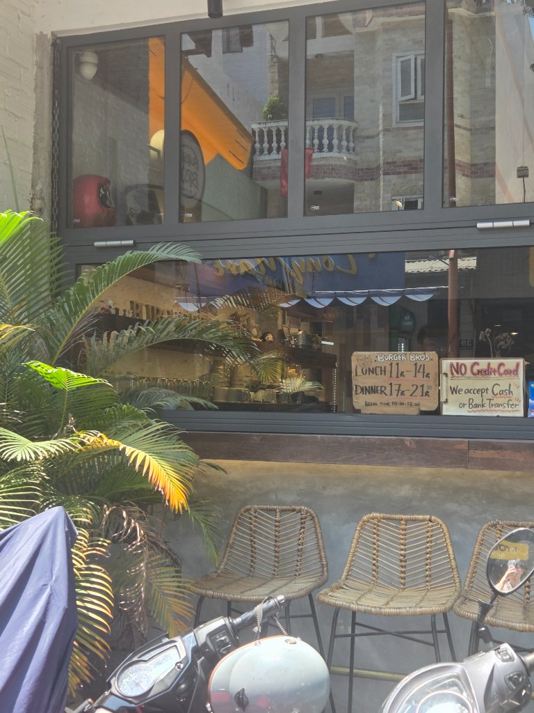 매장 내부의 서핑 테마 인테리어와 테이블 배치