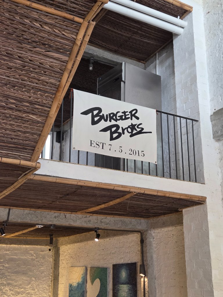 메뉴판과 다양한 버거 옵션들