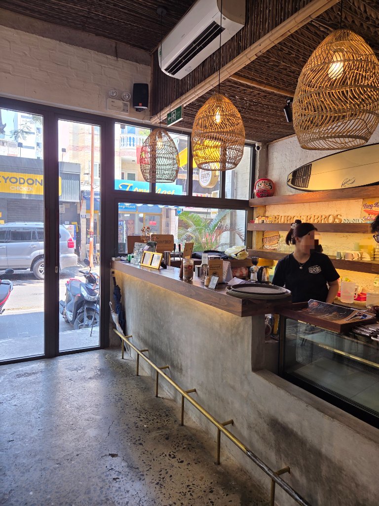 미케버거의 더블패티와 핑크소스의 조화