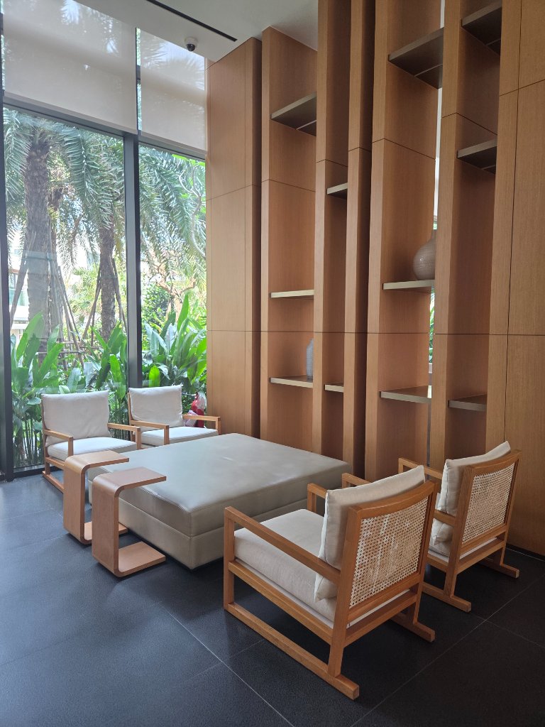 수영장에서 바라본 인피니티풀과 바다의 일체감