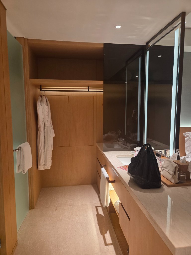 다낭 신라모노그램 객실의 고급 침구류와 침대